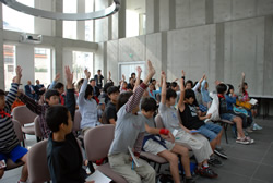 写真：手を挙げて質問する子どもたち
