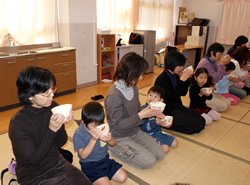 写真：お茶をいただく幼稚園児たち