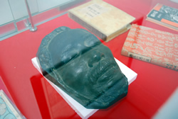 写真：漱石のブロンズ製デスマスク