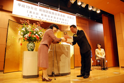 写真：中山区長から賞状を受け取る受賞企業代表