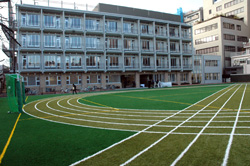 人工芝の校庭と新しい校舎