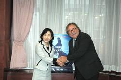 写真：シルヴェスター・リーヴァイ氏、中山弘子新宿区長を表敬訪問