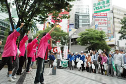 写真：新宿駅東口のキャンペーン
