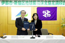 写真:協定書を交換する小坂市長と中山区長