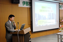 写真:スクリーンを使って説明する新宿区環境保全課長