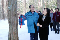 写真：平地林を視察する小坂市長と中山区長