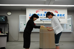 写真:中山区長から表彰を受ける