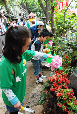 写真：つつじ祭りで植樹する子どもたち