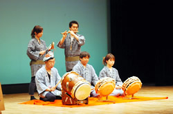 写真：戸塚囃子「平成17年民俗芸能フェスティバル」より