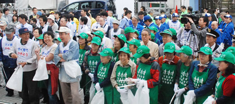 写真：新宿駅東口前に集まったたくさんの参加者