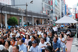 写真：1,000人以上の観客が集まった新宿通り追分交差点