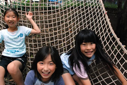 写真:ハンモックで遊ぶ女の子たち