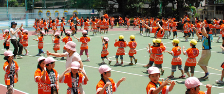 写真：校庭いっぱいに広がって練習する子どもたち