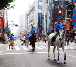 写真:警視庁騎馬隊の行進