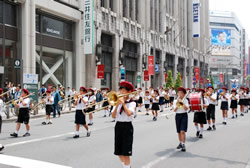 写真:市谷小学校金管バンドの演奏