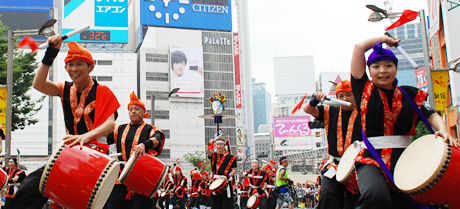 写真：新宿エイサーチームの演舞