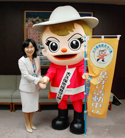 写真：中山区長と握手するシンちゃん