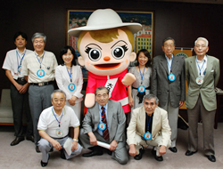 写真：大久保地区協議会のメンバーと記念撮影