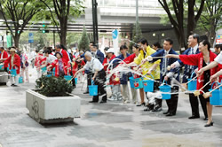 写真：新宿企業ボランティア連絡会打ち水大作戦2007