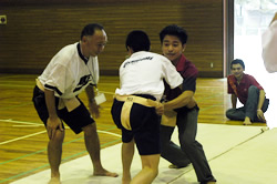 写真：アジアの学生中学校訪問・相撲