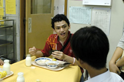 写真：アジアの学生中学校訪問・給食