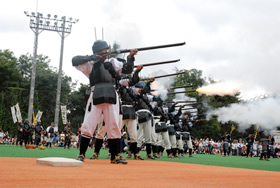 写真：百人隊同心の立ち放ち・後方にはたくさんの見物客・西戸山野球場