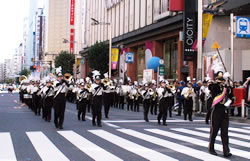 写真：昨年の写真：マーチングバンドのパレード