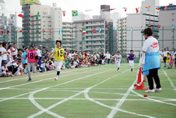 写真：徒競走で懸命に走る子どもたち