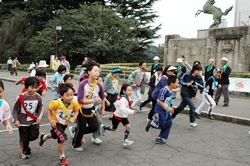 写真：スタートの合図とともに走り出す参加者たち