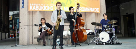 写真：区役所前で演奏するジャズバンド