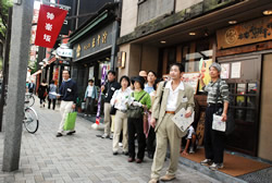 写真:フェスタで賑わう神楽坂通りを歩く