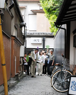 写真:かくれんぼ横丁の石畳を歩く