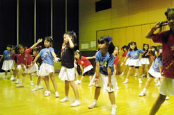 写真：榎町児童センターの子どもたちのジャズダンス