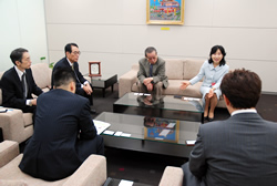 写真：日本マクドナルド株式会社本社で協力依頼の説明をする中山区長と大室会長