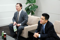 写真：説明を受ける日本マクドナルド株式会社側代表者