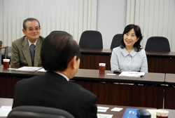 写真：日本ＦＣ協会で協力依頼の説明をする中山区長と大室会長