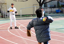 写真：キャッチボールをする阿波野さん