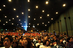 写真：会場前方から満員の客席を見る