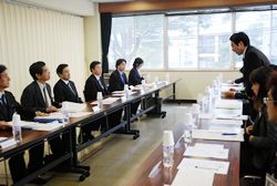 写真：岸田大臣に説明する区側関係者