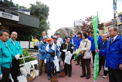 写真：飯田橋駅前に集合する参加者