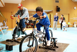 写真：スピードチャレンジサイクルに挑戦する子ども
