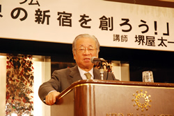 写真:講演する堺屋氏
