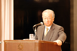 写真:講演する堺屋氏