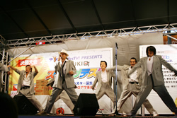 写真：男性ダンスグループの演技