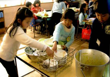 小学生と一緒に給食を食べました