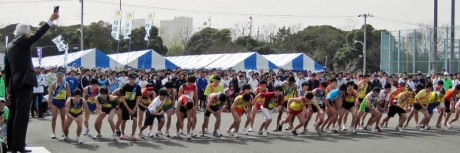 写真:スタートする選手