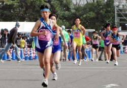 写真:力走する選手