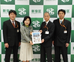 写真:贈呈式の様子