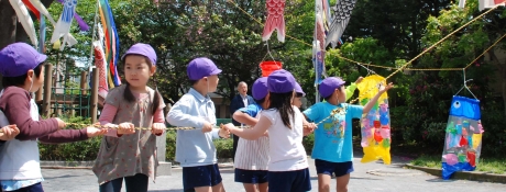 写真：こいのぼりを飾り付ける園児