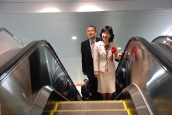 写真：エレベーターをのぼる中山区長と安田理事長